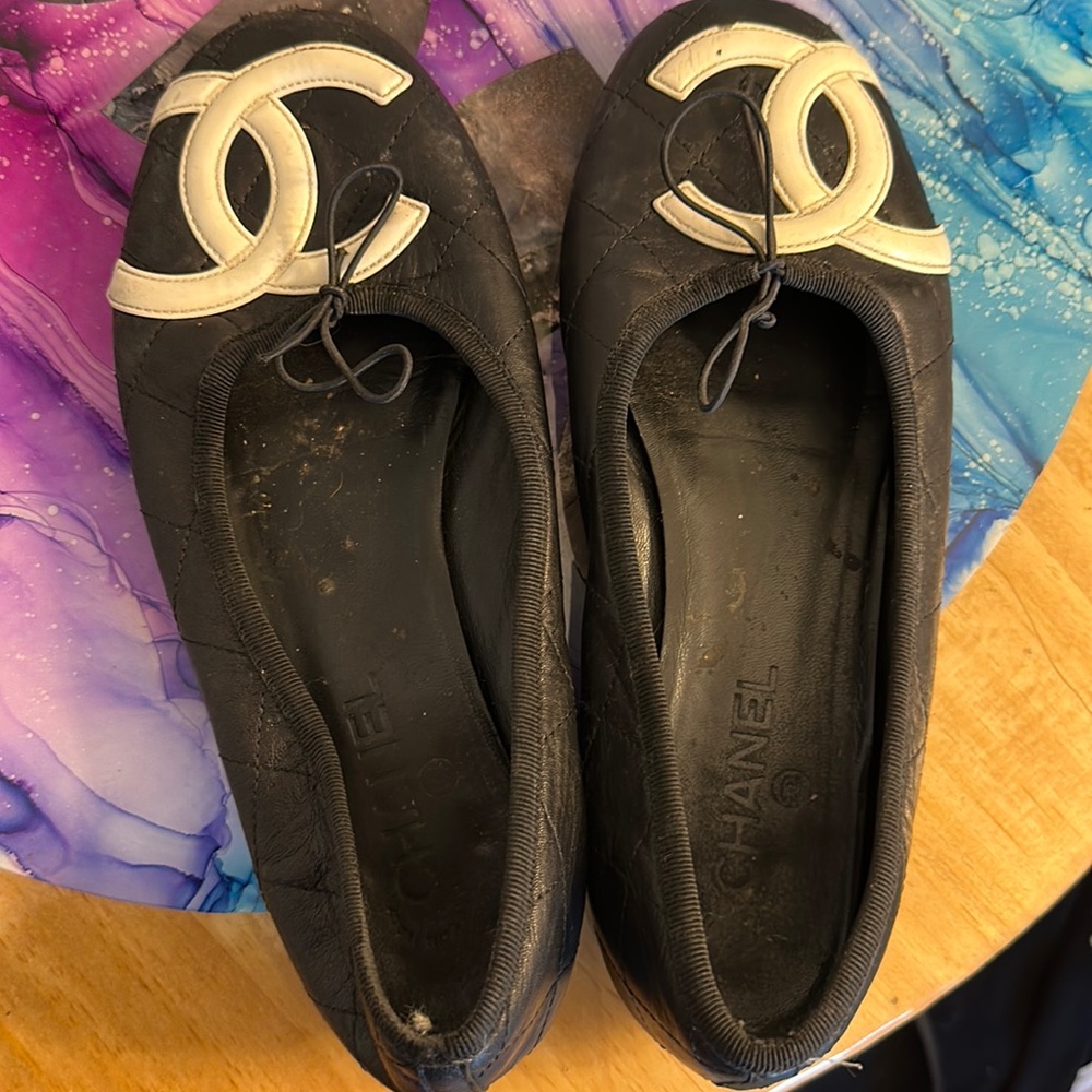 Chanel size 9 quilted ballet flats with white CC logo - fair condition